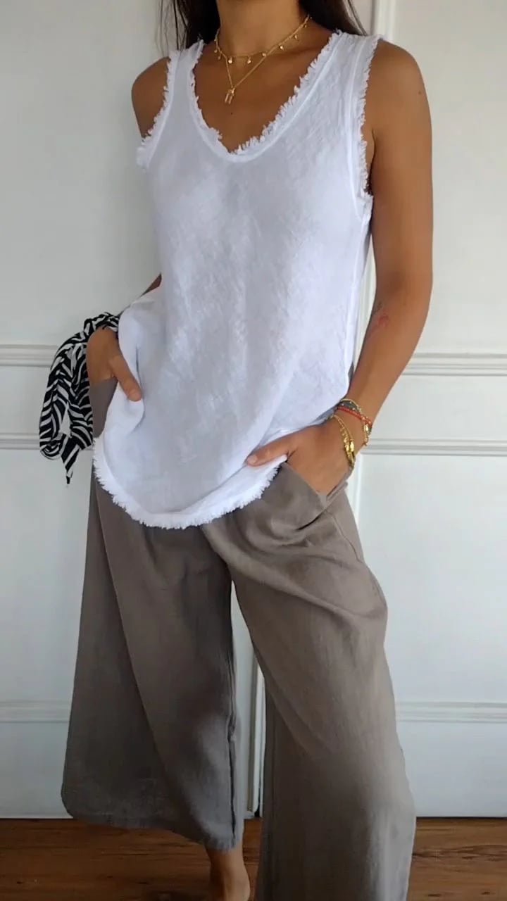 LEXIE - V-NECK SLEEVELESS TOP